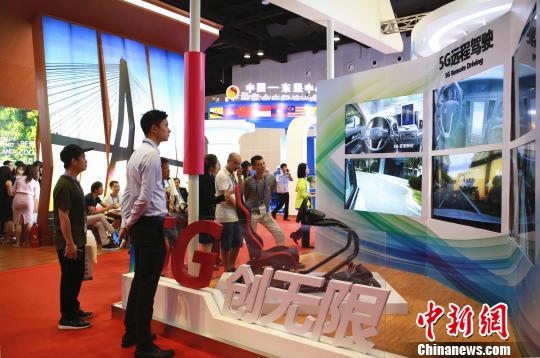5g远程驾驶模拟器吸引众人目光。 朱柳融 摄 5g远程驾驶模拟器吸引众人目光。 朱柳融 摄