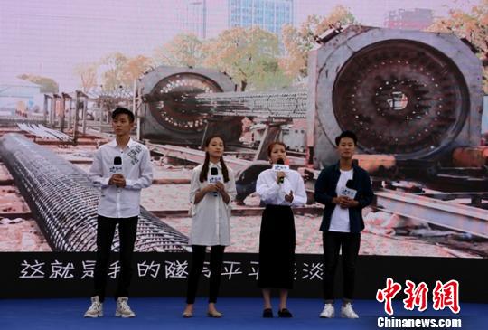 现场举行体现地铁建设者风采的《隧月》歌曲发布仪式。 朱志庚 摄 现场举行体现地铁建设者风采的《隧月》歌曲发布仪式。 朱志庚 摄
