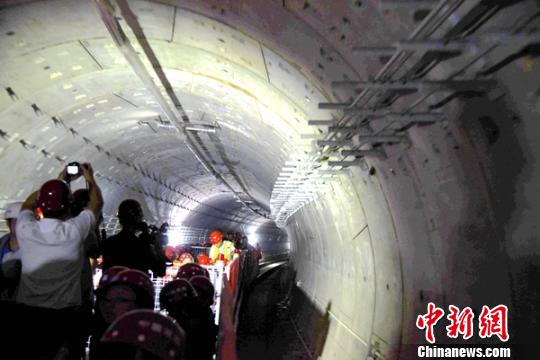 在“神秘”幽深的隧道中,轨道工程车上的参观师生们纷纷拿出摄影摄像设备记录这一难忘时刻。 朱志庚 摄 在“神秘”幽深的隧道中,轨道工程车上的参观师生们纷纷拿出摄影摄像设备记录这一难忘时刻。 朱志庚 摄