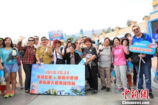 港珠澳大桥通车首日,300名港台游客搭乘直通专线大巴到访珠海长隆 邓媛雯 摄 港珠澳大桥通车首日,300名港台游客搭乘直通专线大巴到访珠海长隆 邓媛雯 摄